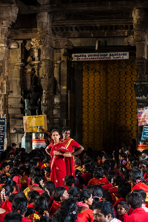 Oczekiwanie na otwarcie Sri Ekambaranathar Temple, Kanchipuram (Indie. Dzień jak nie codzień.)